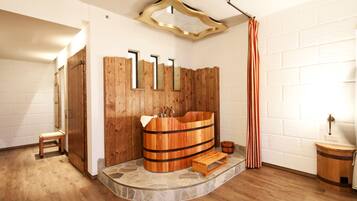 Quarto | Banheiro | Chuveiro com efeito de chuva, secador de cabelo, toalhas de banho