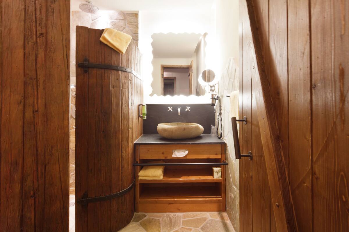 rainfall showerhead, hair dryer, towels