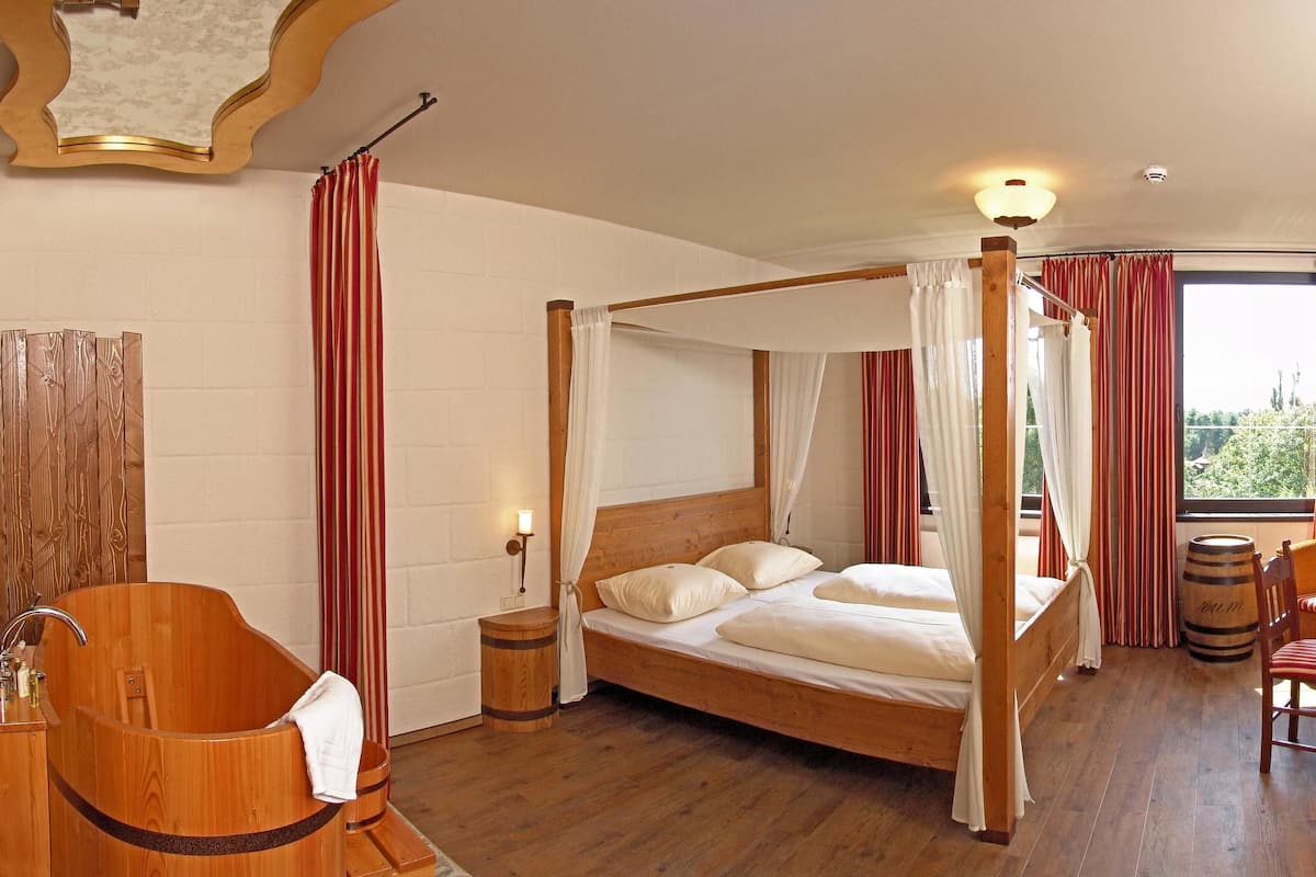 Captains Room | Hypo-allergenic bedding, in-room safe, desk, soundproofing