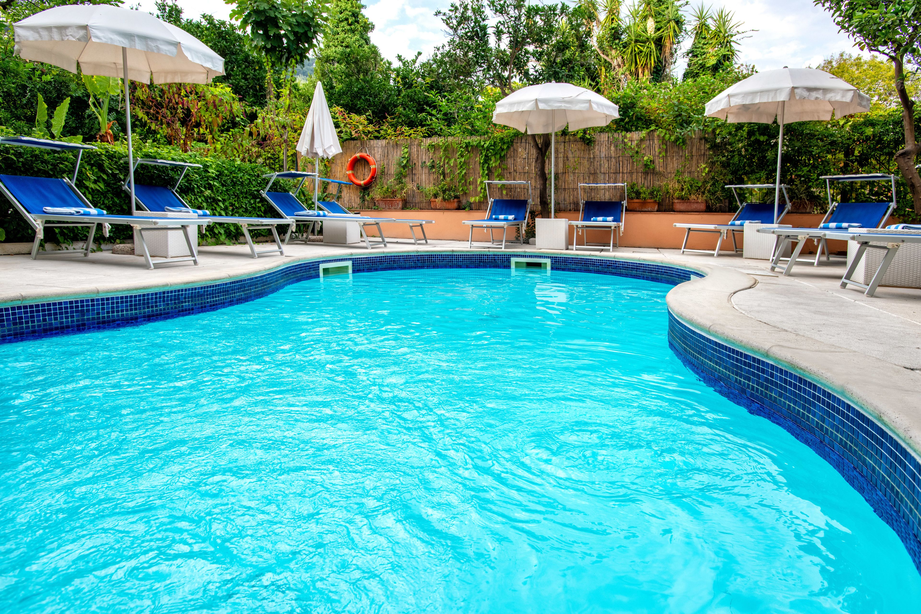 Piscine extérieure (ouverte en saison), parasols de plage