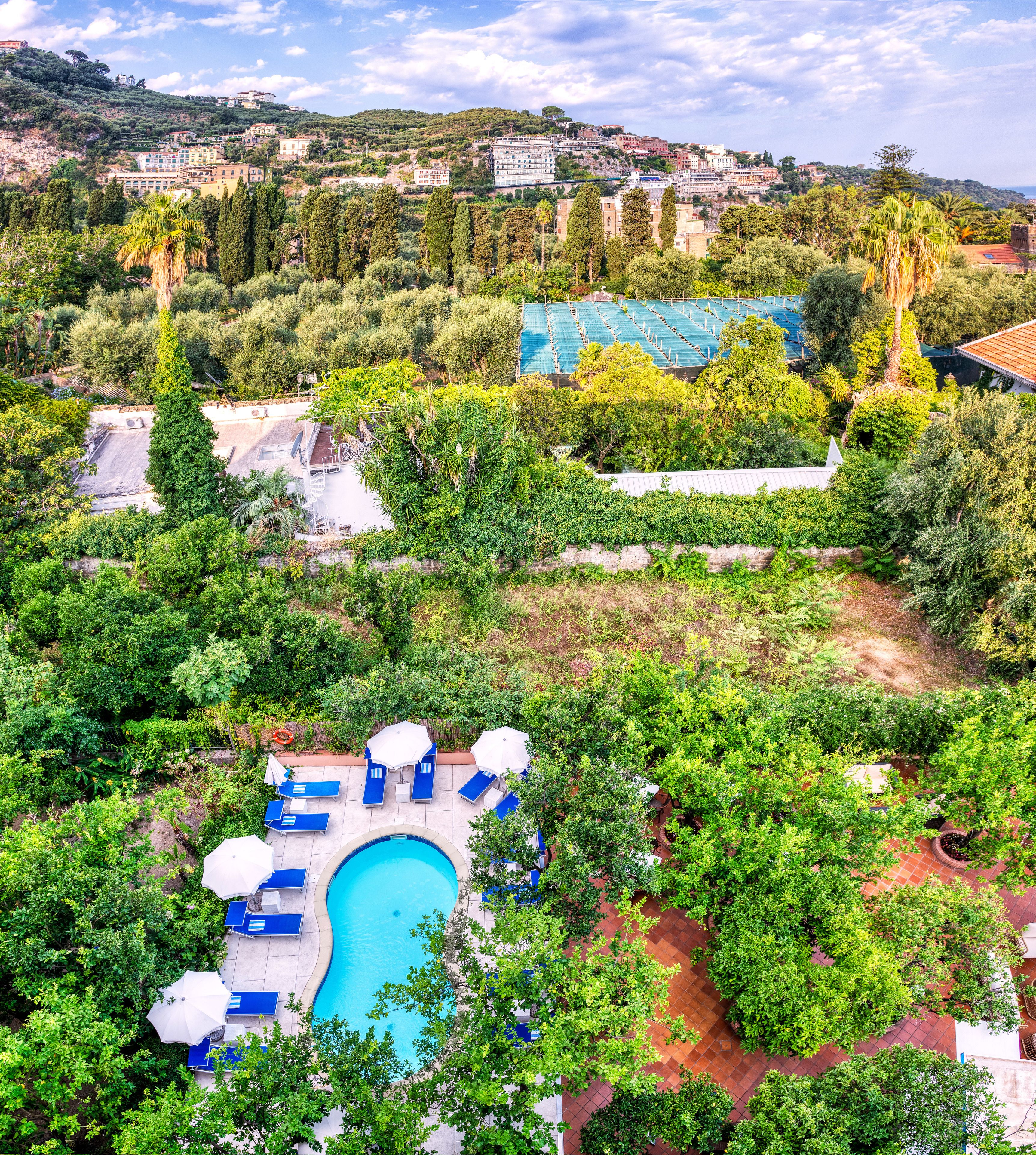 Kamer, 1 twee- of 2 eenpersoonsbedden, uitzicht op zwembad | Luchtfoto