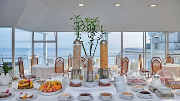 Frukostbuffé varje dag (EUR 15 per person)