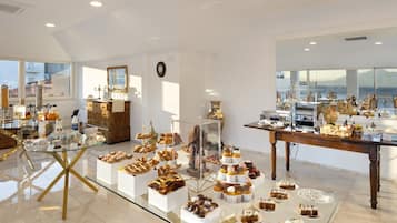 Petit déjeuner buffet servi tous les jours en supplément