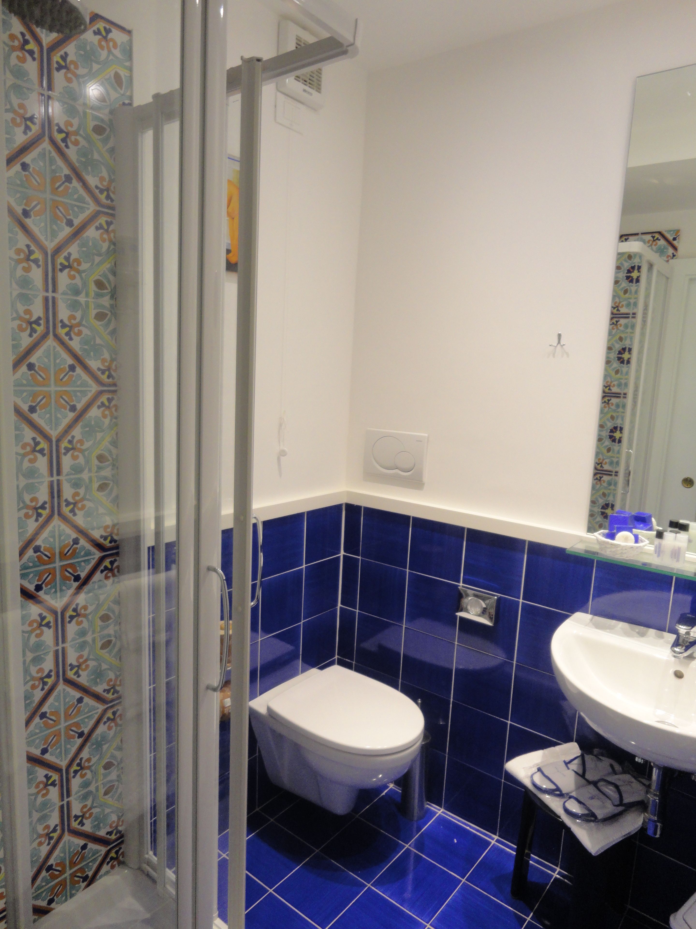 Un baño con ducha, inodoro y lavamanos.