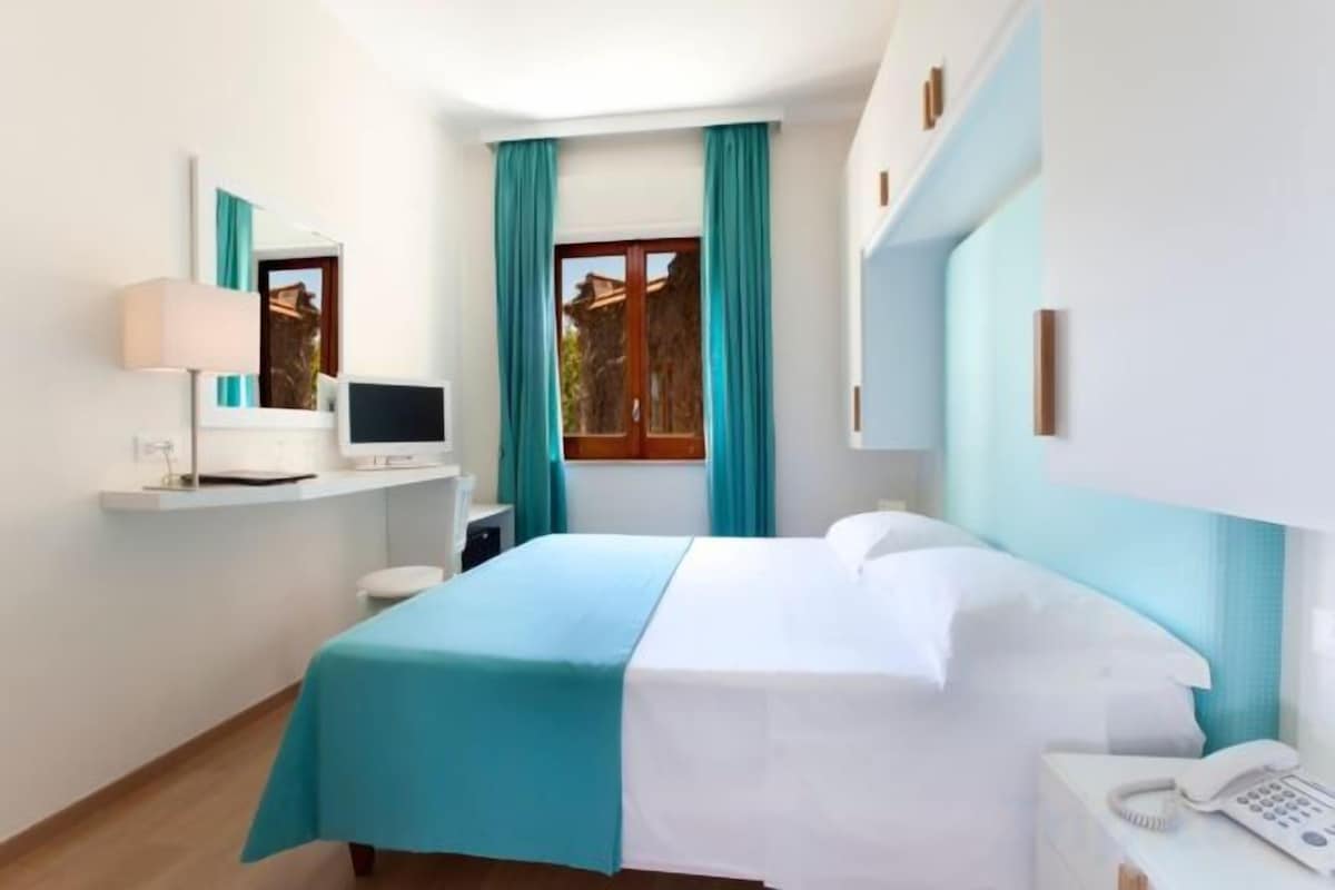 Premium bedding, down comforters, minibar, in-room safe