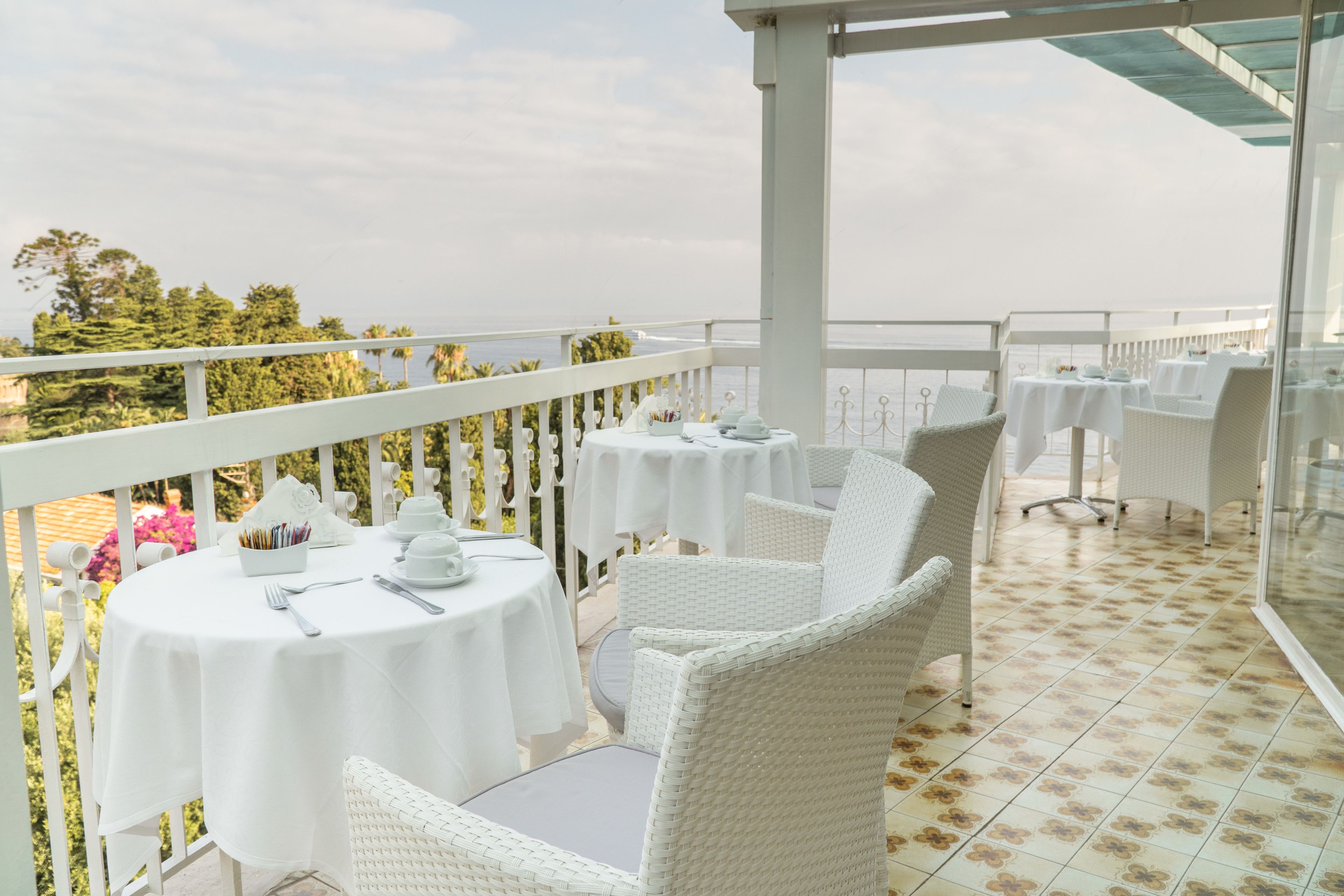 Bữa sáng buffet hàng ngày (15 EUR/mỗi người) 