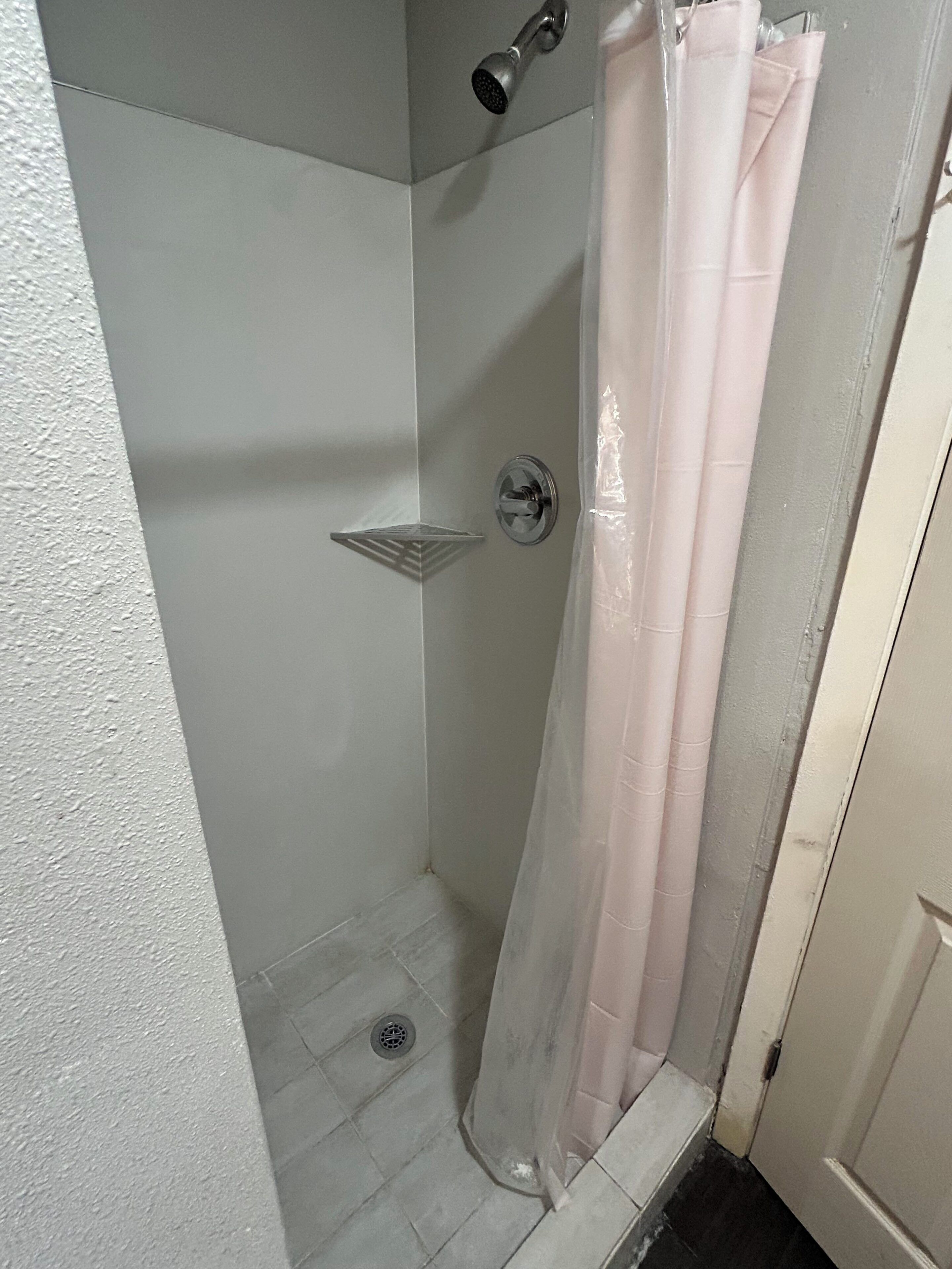 Chambre de base, 1 grand lit | Salle de bain | Ensemble baignoire-douche, baignoire profonde