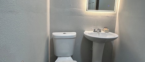 Basic-Zimmer, 1 Queen-Bett | Badezimmer | Duschwanne, Komfortbadewanne, kostenlose Toilettenartikel, Haartrockner