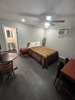 Basic Room, 1 Queen Bed | Desk, iron/ironing board, free WiFi, bed sheets - Ladybird Inn (Johnson City)