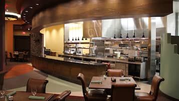4 restaurants; breakfast, lunch, dinner, and brunch served