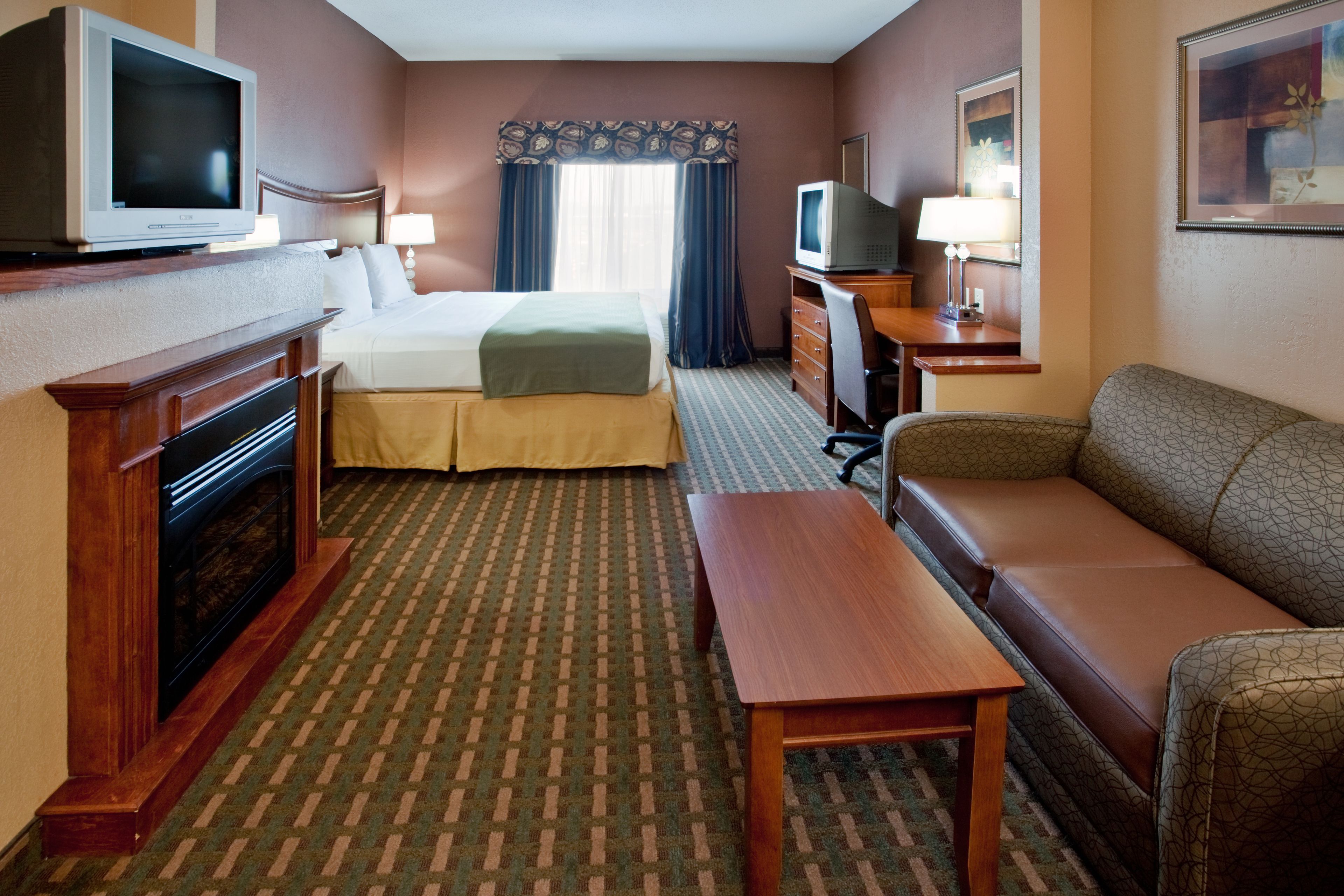 1 bedroom, desk, iron/ironing board, cots/infant beds