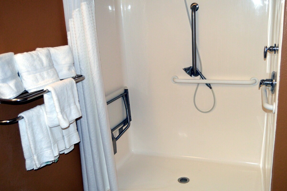 Chambre Standard, 2 grands lits (Mobility, Accessible Tub) | Bureau, fer et planche à repasser, lit de bébé (supplément)