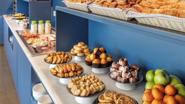 A buffet with various baked goods and fruits. - B&B Madrid Aeropuerto T1 T2 T3 (Madrid)