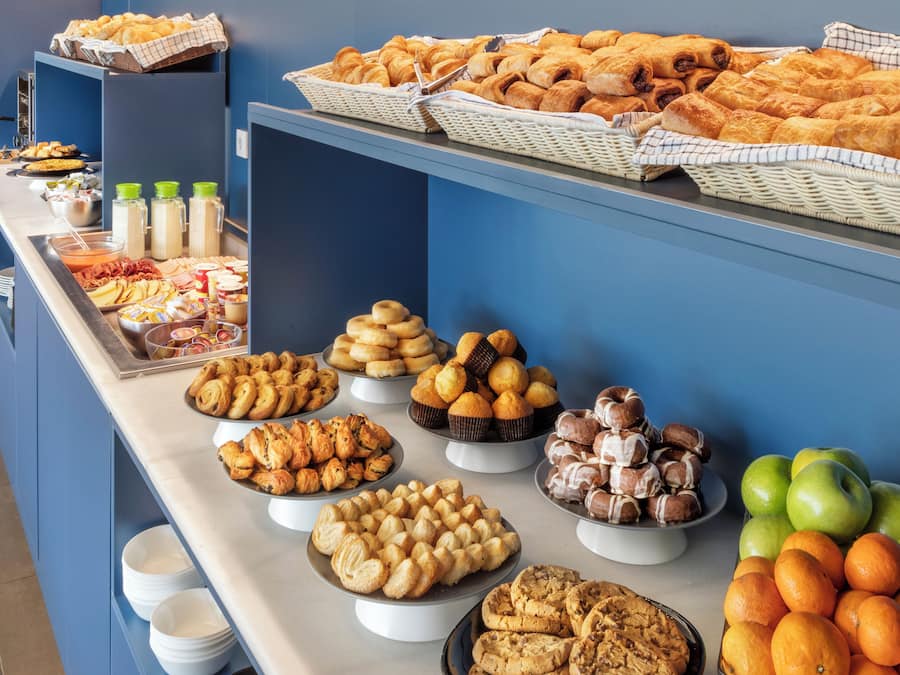 Dagelijks continentaal ontbijt (EUR 8 per persoon)