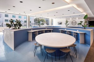 Tägliches kontinentales Frühstück (8 EUR pro Person)