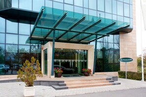 Vista frontal de la propiedad