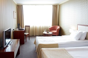 Quarto executivo | Cofres nos quartos, escrivaninha, cortinas blackout