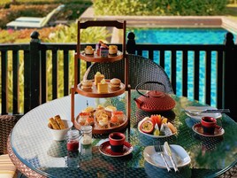 3 restaurantes; se sirven desayunos, almuerzos, cenas y cocina china 