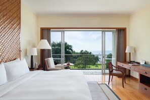 Ocean View Suite | Minibar, in-room safe, desk, blackout drapes