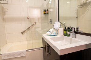 Single Room | Bathroom | Combined shower/tub, designer toiletries, hair dryer, towels - Hotel Boutique Santa Lucia (Cuenca)