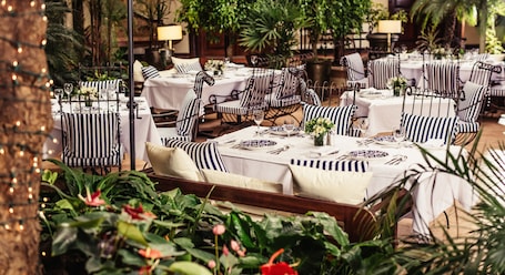 2 restaurantes; se sirve desayuno, almuerzo y cena; cocina italiana