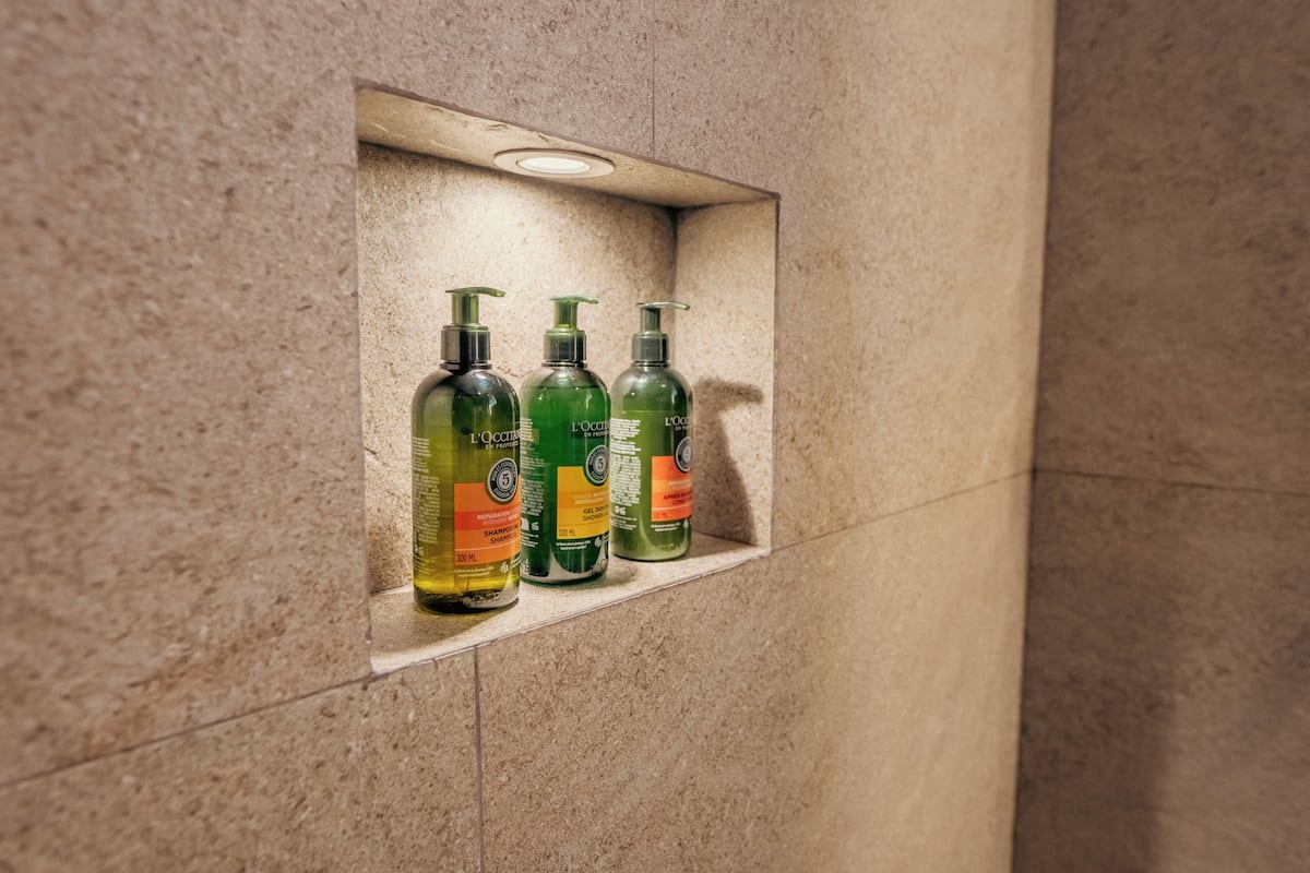 combined shower/bathtub, designer toiletries, hair dryer, towels