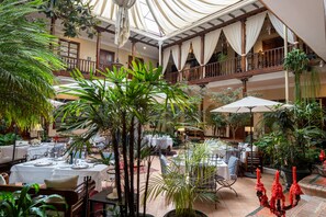 2 restauranter, frokost, lunsj og middag serveres, italienske retter