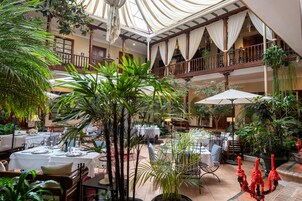 2 restaurants, breakfast, lunch, dinner served; Italian cuisine 