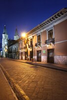 Fachada de la propiedad por la tarde o noche