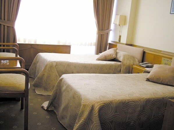 迷你吧、客房内保险箱、办公桌、熨斗/熨板