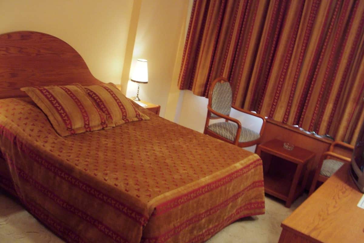 Minibar, in-room safe, desk, iron/ironing board