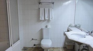 Bathtub, deep soaking tub, free toiletries, hair dryer