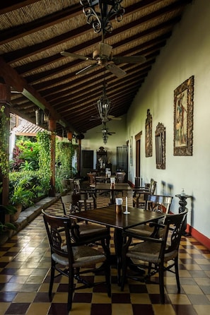 Aamiainen, lounas ja illallinen; kansainvälinen keittiö