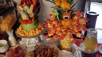 Free daily buffet breakfast
