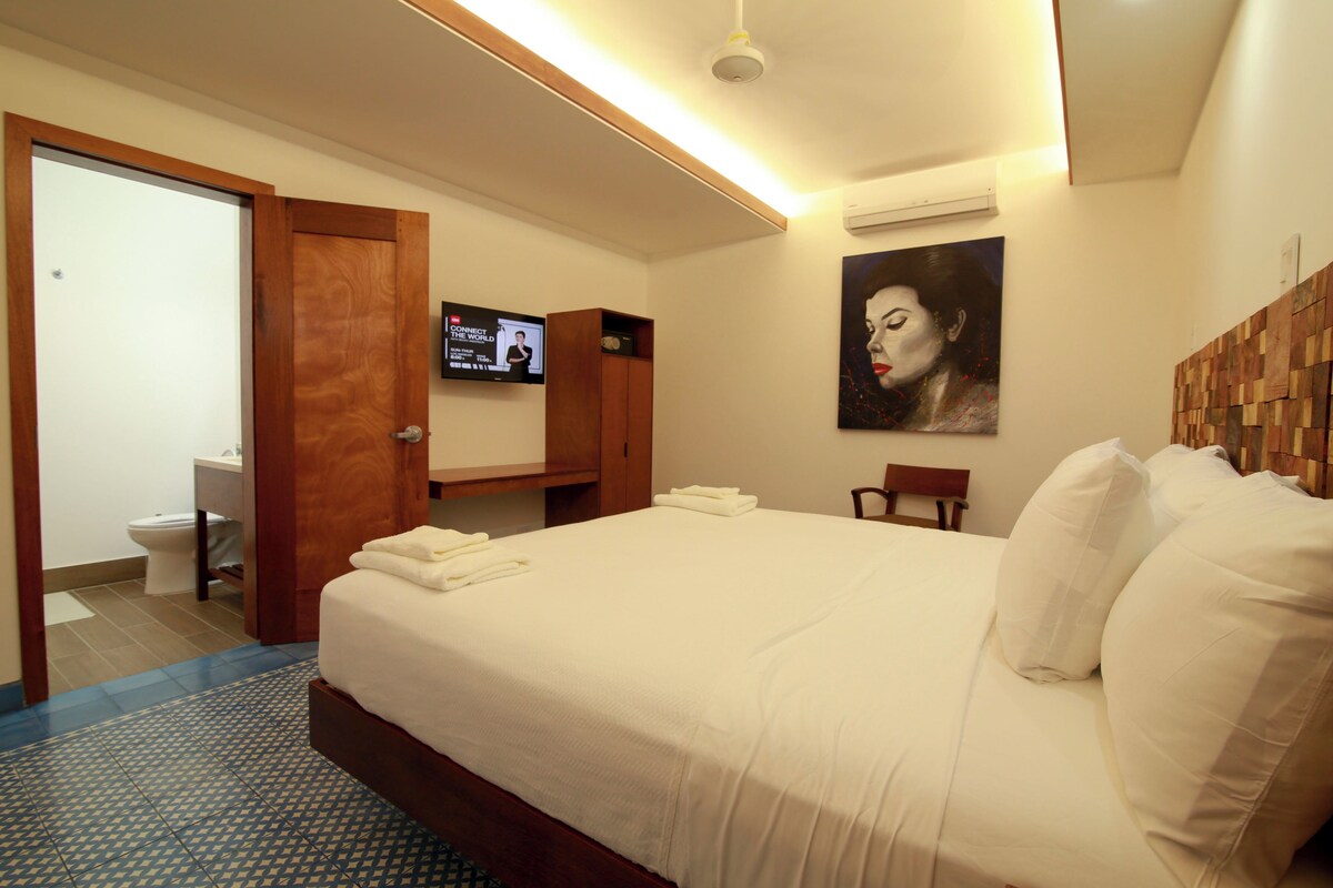 Classic Room | In-room safe, desk, WiFi (free), alarm clocks
