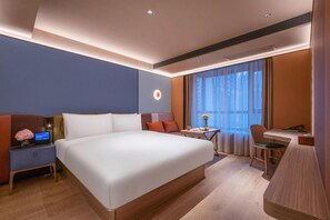 Frigobar, escrivaninha, camas extras/dobráveis (sobretaxa)