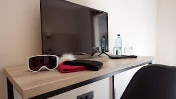 Cofres nos quartos, escrivaninha, espaço de trabalho para notebook