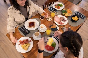 Tägliches Frühstücksbuffet gegen Gebühr