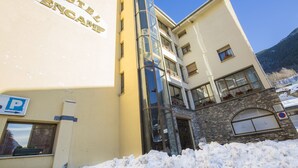 Un edificio de hotel con un letrero que dice "HOTEL ENCAMP".