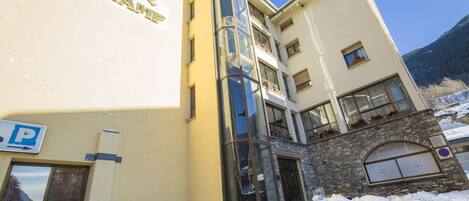 A hotel building with a sign reading "HOTEL ENCAMP".