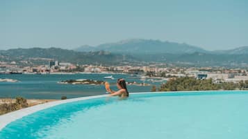 Piscina externa sazonal, guarda-sóis, espreguiçadeiras