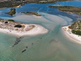 Una playa cerca, arena blanca