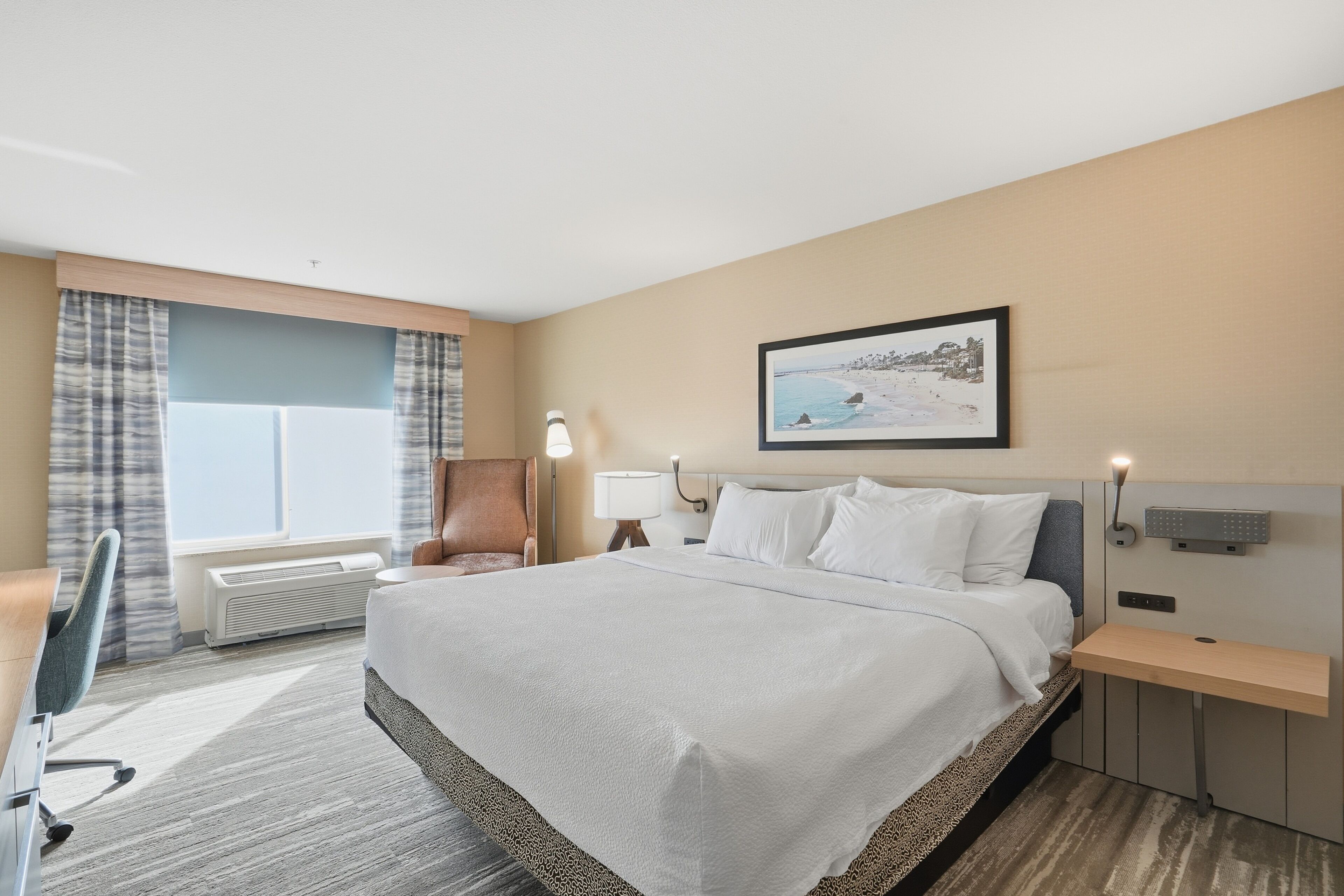 1 King-Bett, Barrierefrei | Hochwertige Bettwaren, Schreibtisch, laptopgeeigneter Arbeitsplatz