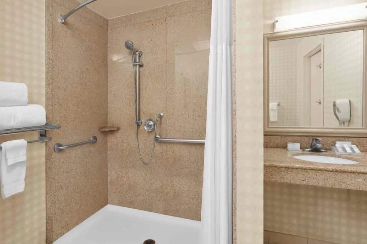 Bathroom | Free toiletries, hair dryer, towels