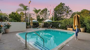 Udendørs pool, parasoller, liggestole