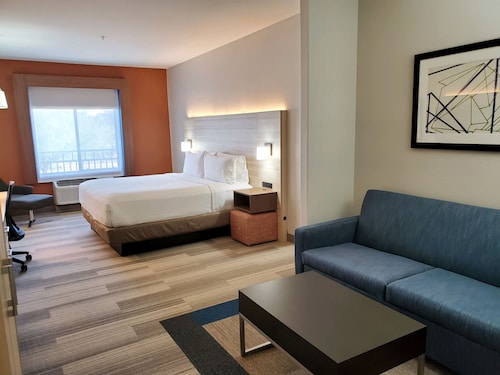 Holiday Inn Express & Suites Phoenix - Glendale Sports Dist by IHG