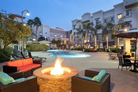 Una piscina al aire libre, sillones reclinables de piscina