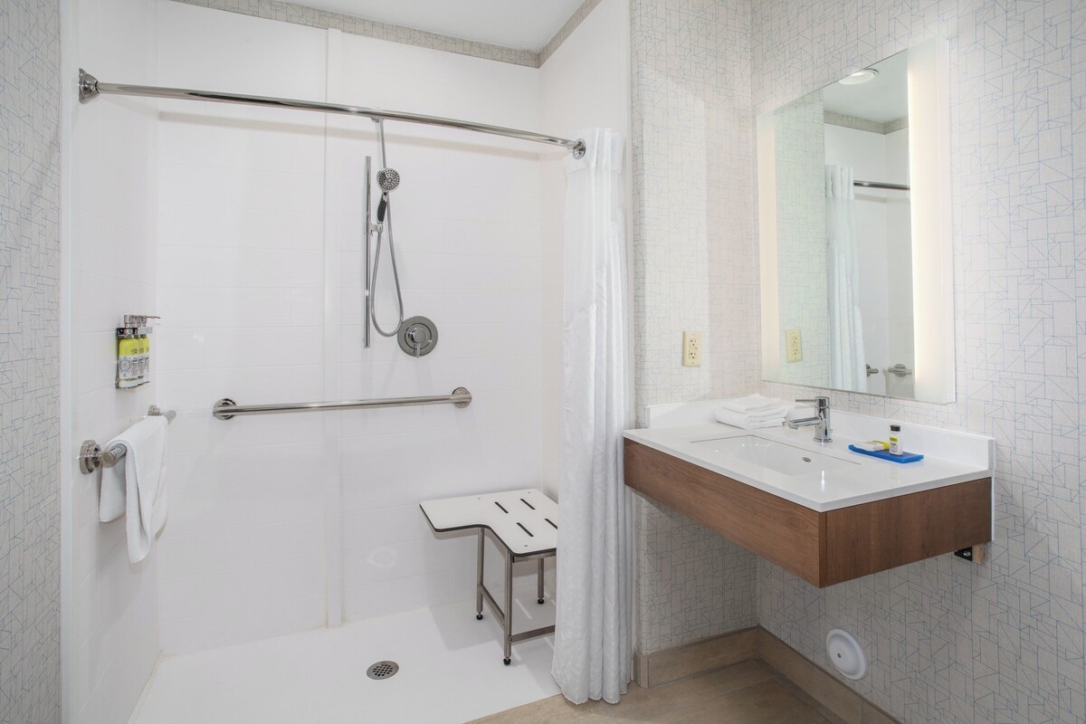 Standard Room, 1 King Bed, Mobility Accessible (Communications) | In-room safe, desk, laptop workspace, blackout drapes