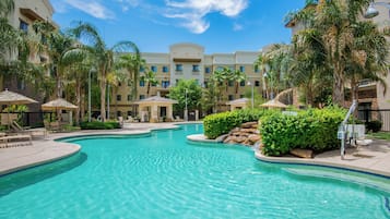 Una piscina al aire libre, tumbonas