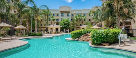 Alberca al aire libre y camastros